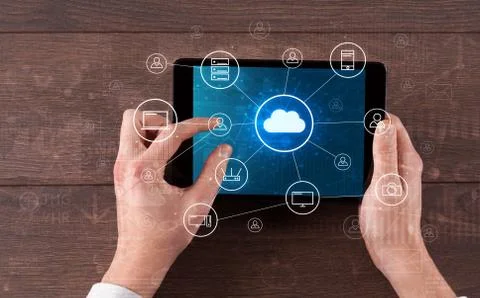 Hand using tablet with centralized cloud computing system concept Foto stock