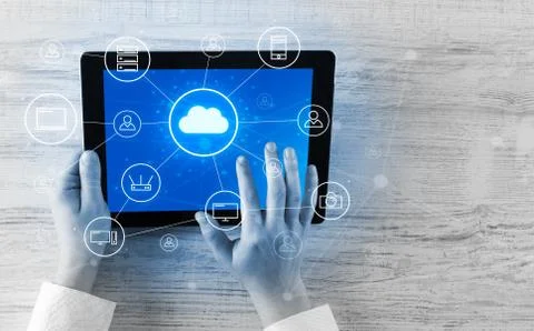 Hand using tablet with centralized cloud computing system concept Stock-Fotos