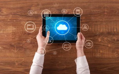 Hand using tablet with centralized cloud computing system concept Foto stock