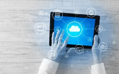 Hand using tablet with centralized cloud computing system concept Foto stock