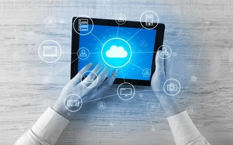 Hand using tablet with centralized cloud computing system concept 库存照片