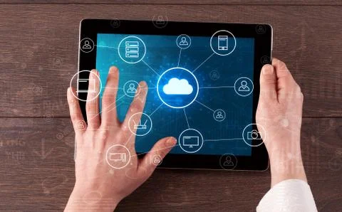 Hand using tablet with centralized cloud computing system concept Foto stock