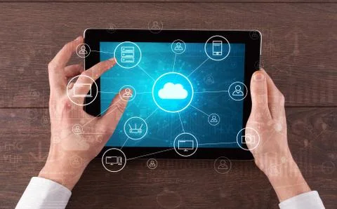 Hand using tablet with centralized cloud computing system concept 库存照片