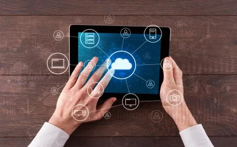 Hand using tablet with centralized cloud computing system concept Foto stock