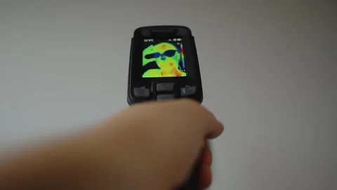 Hand using thermal imager to scan heat distribution on wall Vídeos de archivo 316843761