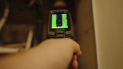 Hand using thermal imaging camera to inspect heating pipes 動画素材 312227175
