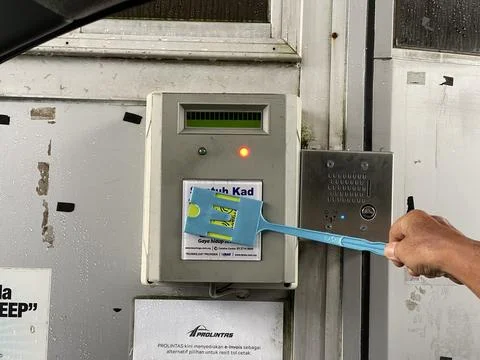 Hand Using Touch n Go Card Stick At Malaysian Toll Booth Reader Stock-Fotos