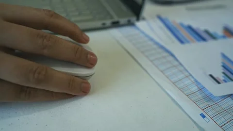 Hand Using White Computer Mouse on Desk, Close-up of a hand using a white c.. Vídeos de archivo 304977754