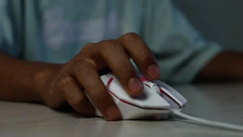 Hand using a wired computer mouse, Close-up of a person using a white wired.. 스톡 동영상 345119224