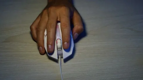 Hand using wired computer mouse on wooden desk, Close-up of a hand using a .. Video stock 345119625