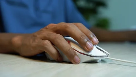 Hand using wired computer mouse at desk, Close-up of a person's hand using .. Vídeos de archivo 346484039