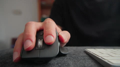 Hand using wireless computer mouse on desk. 스톡 동영상 334285797