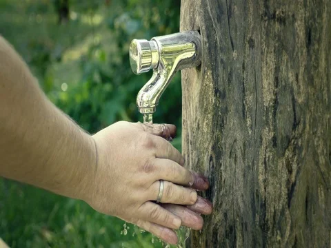 Hand washing, garden tap. Refreshment rinsing, running water. Turning faucet on Vidéo 80984071