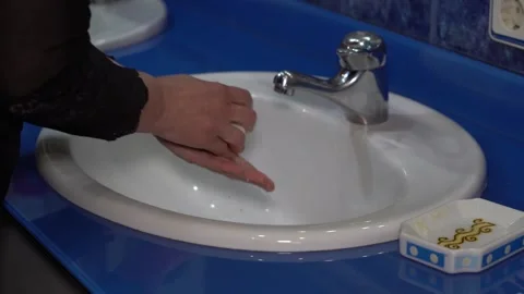 Hand washing with soap to remove covid-19, virus and bacteria prevention co.. Vidéo 331912998