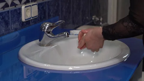 Hand washing with soap to remove covid-19, virus and bacteria prevention co.. Vidéo 331913001