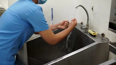 Hand washing before surgery Video stock 101102906