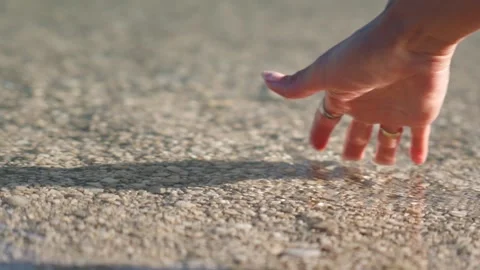 Hand on water 動画素材 285468519