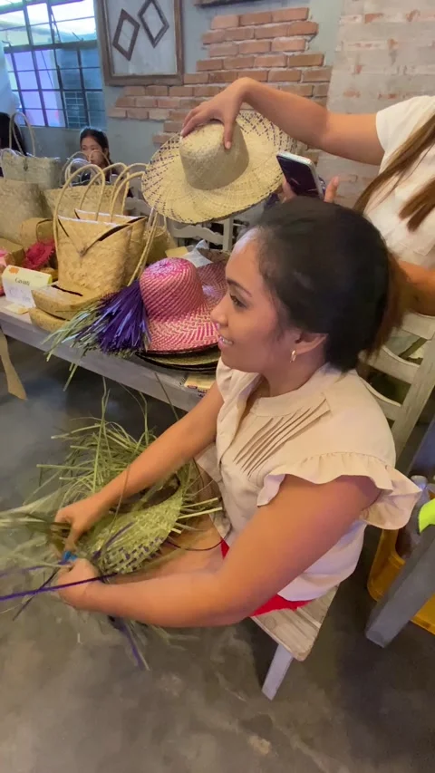 Hand weaving skill with dried screw pine to make a farmer's hat Vídeo Stock 251653127