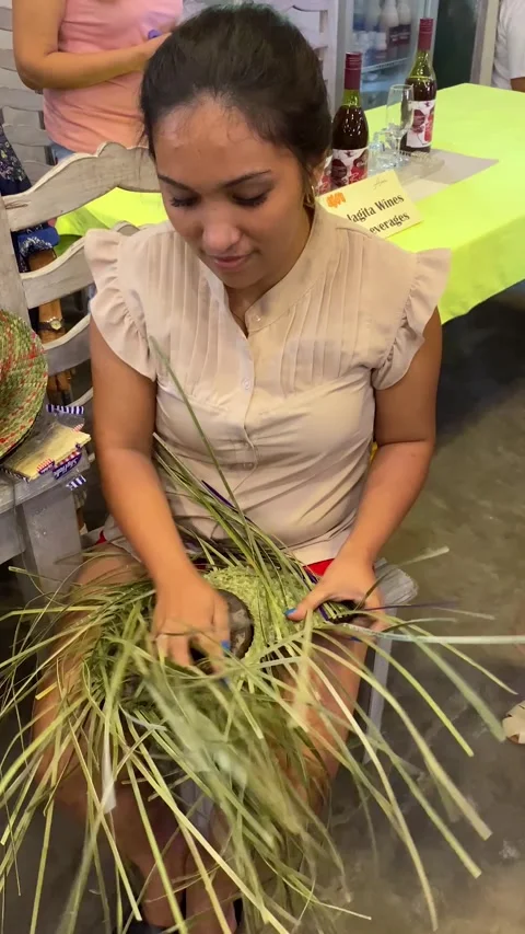 Hand weaving skill with dried screw pine to make a farmer's hat Vídeo Stock 251653164