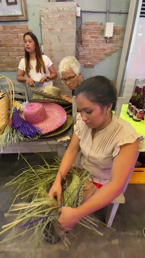 Hand weaving skill with dried screw pine to make a farmer's hat Vídeo Stock 251653200