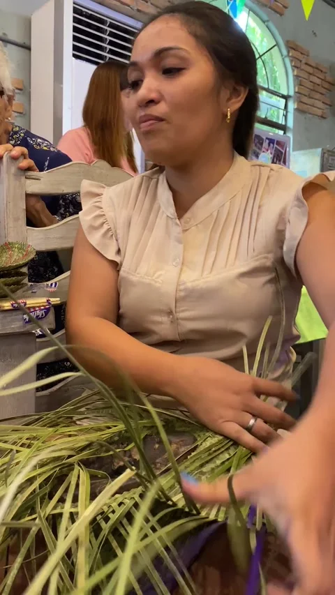 Hand weaving skill with dried screw pine to make a farmer's hat Vídeo Stock 251653229