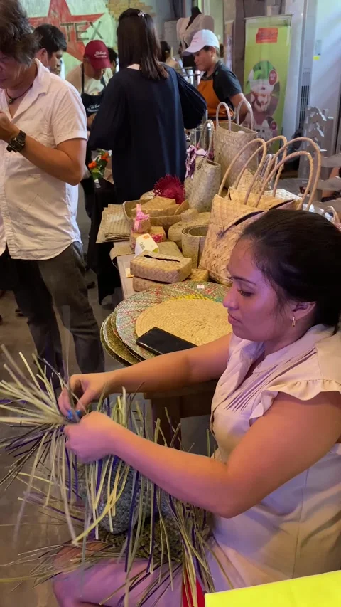 Hand weaving skill with dried screw pine to make a farmer's hat Vídeo Stock 251653271