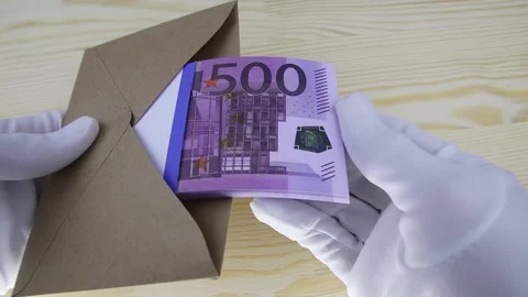 Hand in a white glove counts a bundle of 500 euro banknotes in a brown envelope Vídeo Stock 146133776