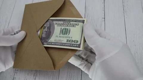 Hand in white glove counts a pack of 100 dollar bills on the table Vídeo Stock 145465956