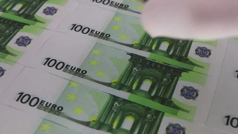 A hand in a white glove puts a bundle of 100 euro banknotes on the table Vídeo Stock 145304281