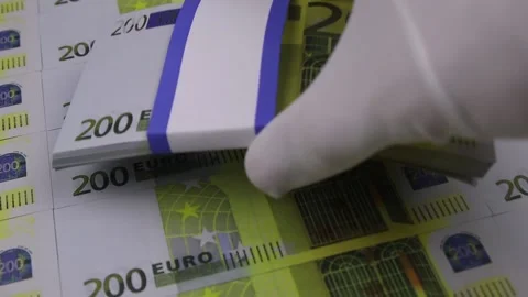 A hand in a white glove puts a bundle of 200 euro banknotes on the table Vídeo Stock 145346102