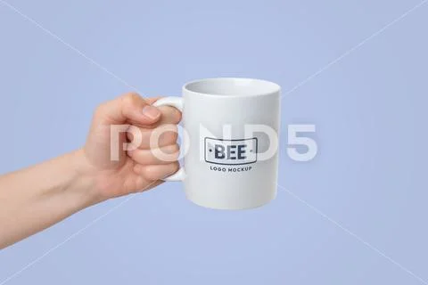 Hand with white mug for logo promotion mockup, with changeable background PSD 模板