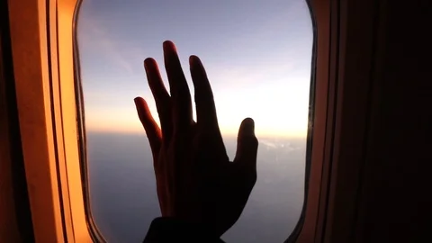 Hand on window of airplane 库存影片 95634380