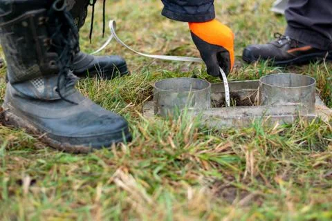 Hand of worker measuring level of water in drill Foto stock