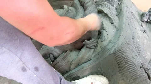 Hand working on clay Stockbeeldmateriaal 101652537