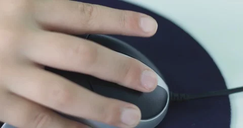 Hand working on mouse 库存影片 92499287