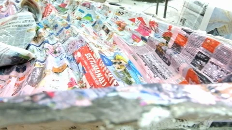 Hand working paper mache Stockbeeldmateriaal 101652548