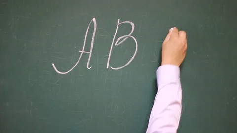 Hand writes ABC on a school blackboard Vidéo 123671988