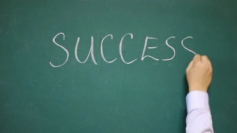 Hand writes SUCCESS on a chalkboard Vidéo 123723607