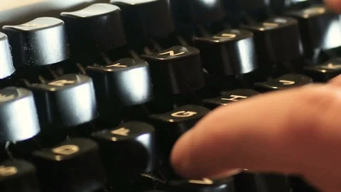 Hand writes typewriter, on a typewriter of the eighties in which it was not yet Stockbeeldmateriaal 96590670