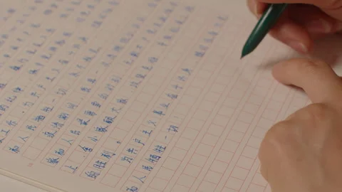 Hand Writing Chinese Characters on Lined Paper with Green Pen Vidéo 335478566