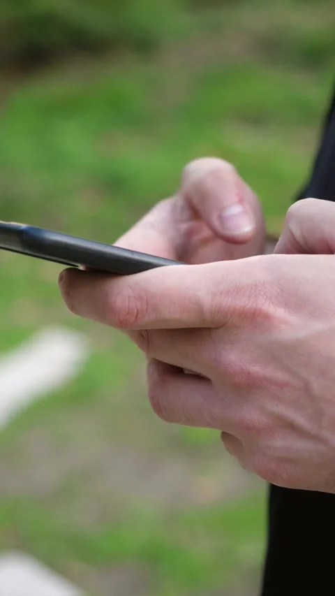 Hand writing message on smartphone Video stock 295141451