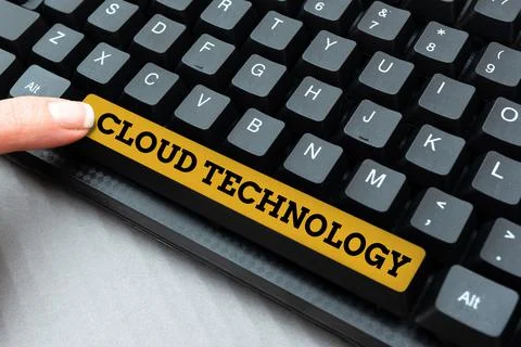 Hand writing sign Cloud Technology. Business concept storing and accessing data Foto stock
