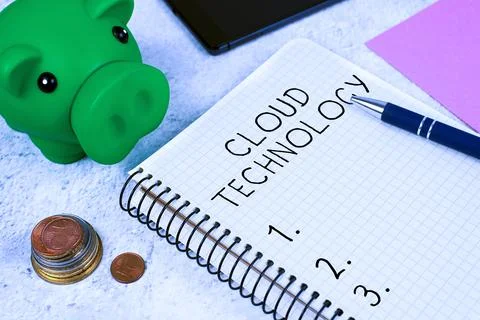 Hand writing sign Cloud Technologystoring and accessing data and programs over Foto stock