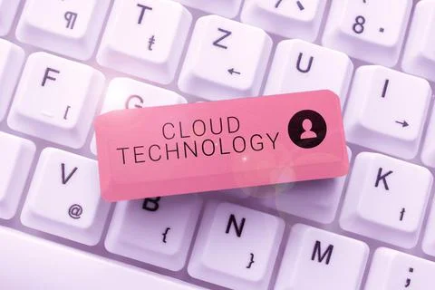 Hand writing sign Cloud Technologystoring and accessing data and programs over Foto stock