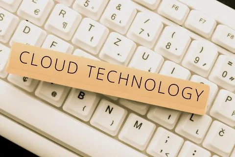 Hand writing sign Cloud Technologystoring and accessing data and programs over Foto stock