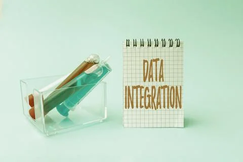 Hand writing sign Data Integration. Business overview involves combining data Stockfoto's