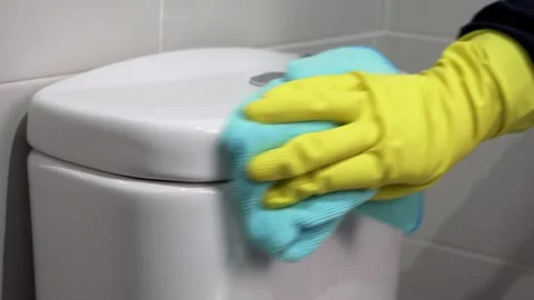 Hand in a yellow rubber glove Vidéo 334545368