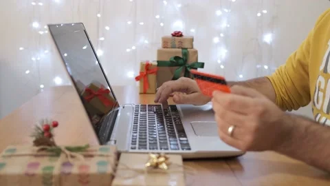 Hand of young man doing shopping online with credit card on leptop for christmas Vídeo Stock 142991347