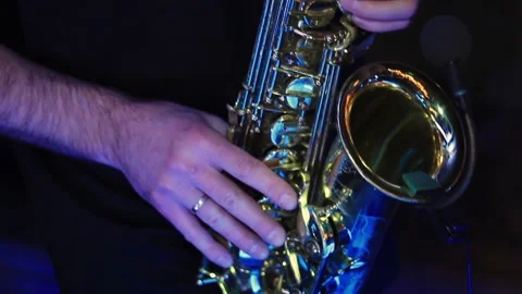 Hand of young man playing professionally saxophone in bar 스톡 동영상 192971314