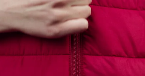 Hand zipping up red clothes close-up. Tailoring and sewing concept. Handmade Vidéo 167896693
